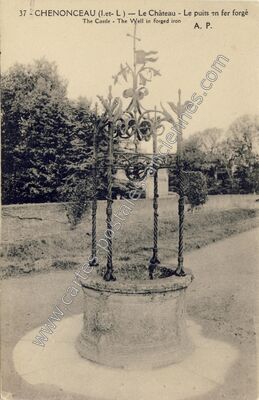 Carte postale ancienne Le Château - Le puits en fer forgé — Chenonceaux (Indre-et-Loire)