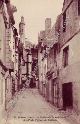 Carte postale ancienne La Rue du Grand Carrol et la Porte d'entrée du Château — Chinon (Indre-et-Loire)