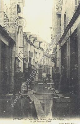 Carte postale ancienne Crue de la Vienne, Rue du Commerce — Chinon (Indre-et-Loire)