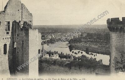 Carte postale ancienne Le Château du milieu. — La Tour de Boissy et la Ville — Chinon (Indre-et-Loire)