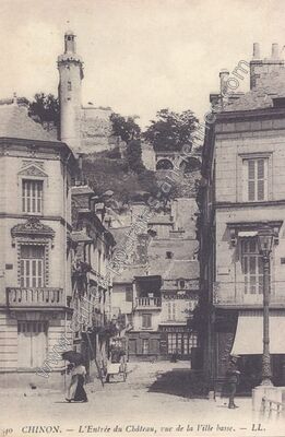 Carte postale ancienne L'Entrée du Château, vue de la Ville basse — Chinon (Indre-et-Loire)