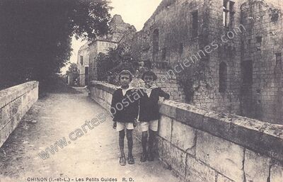 Carte postale ancienne Les Petits Guides — Chinon (Indre-et-Loire)