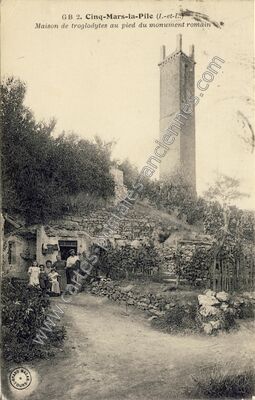 Carte postale ancienne Maison de troglodytes au pied du monument romain — Cinq-Mars-la-Pile (Indre-et-Loire)