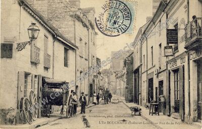 Carte postale ancienne Rue de la République — L'Île-Bouchard (Indre-et-Loire)