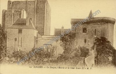 Carte postale ancienne Le Donjon, l'Entrée et la Cour Louis XI — Loches (Indre-et-Loire)