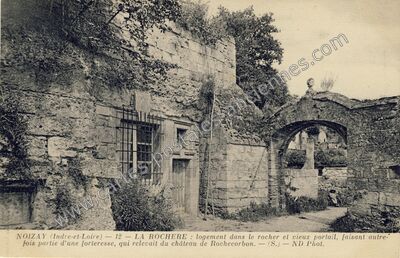 Carte postale ancienne LA ROCHERE : logement dans le rocher et vieux portail — Noizay (Indre-et-Loire)