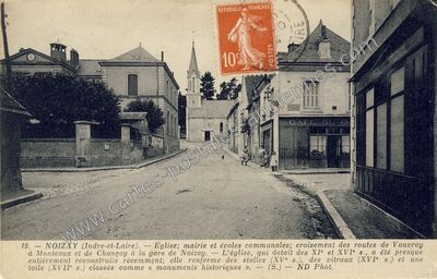 Carte postale ancienne Eglise; mairie et écoles communales; croisement des routes de Vouvray à Monteaux et de… — Noizay (Indre-et-Loire)