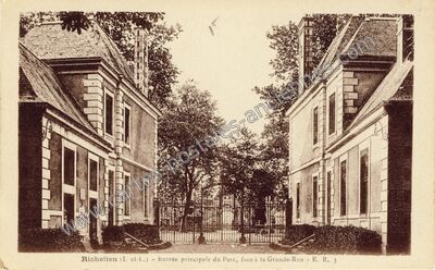 Carte postale ancienne Entrée principale du Parc, face à la Grande-Rue — Richelieu (Indre-et-Loire)