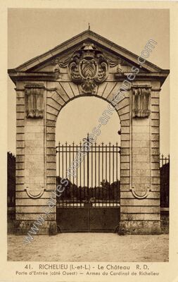 Carte postale ancienne Porte d'Entrée (côté Ouest) — Armes du Cardinal de Richelieu — Richelieu (Indre-et-Loire)