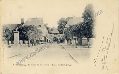 Carte postale ancienne La Place du Marché et la Porte de Chatellerault — Richelieu (Indre-et-Loire)