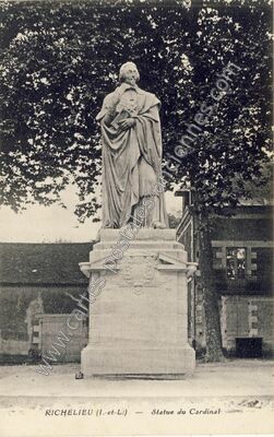 Carte postale ancienne Statue du Cardinal — Richelieu (Indre-et-Loire)