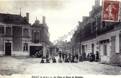 Carte postale ancienne La Place et Route de Richelieu — Rilly-sur-Vienne (Indre-et-Loire)