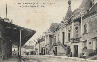 Carte postale ancienne L'Hôtel de Ville et l'entrée principale des Halles — Sainte-Maure-de-Touraine (Indre-et-Loire)