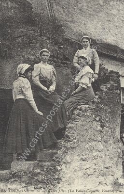 Carte postale ancienne Jeunes filles. (La Vallée-Coquette, Vouvray.) — Vouvray (Indre-et-Loire)