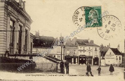 Carte postale ancienne Place de l'Hôtel-de-Ville — Château-Renault (Indre-et-Loire)