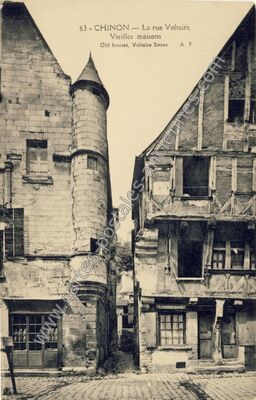 Carte postale ancienne La rue Voltaire, Vieilles maisons — Chinon (Indre-et-Loire)
