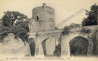 Carte postale ancienne Le Château. — La Tour du Coudry et les Douves — Chinon (Indre-et-Loire)