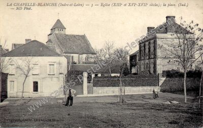 Carte postale ancienne Eglise (XIIIe et XVIe-XVIIe siècles); la place. (Sud.) — La Chapelle Blanche Saint (Indre-et-Loire)