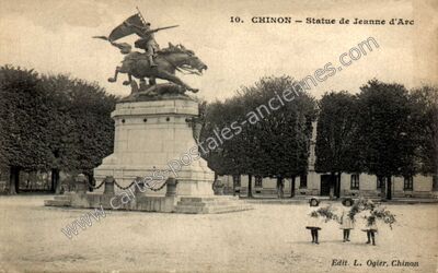 Carte postale ancienne Statue de Jeanne d'Arc — Chinon (Indre-et-Loire)