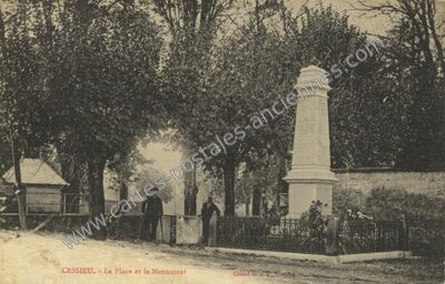 Carte postale ancienne La Place et le Monument — Cessieu (Isère)