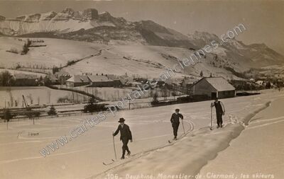 Carte postale ancienne Dauphiné. les skieurs — Monestier-de-Clermont (Isère)