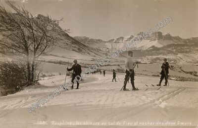 Carte postale ancienne Les skieurs au col du Frau et rocher des deux Soeurs — Monestier-de-Clermont (Isère)