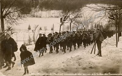 Carte postale ancienne Concours de skis, arrivée de la fanfare des Chasseurs — Monestier-de-Clermont (Isère)