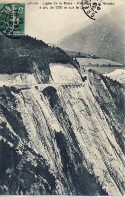 Carte postale ancienne Ligne de la Mure - Passage de la Rivoire, à pic de 300 m sur le Drac — La Mure (Isère)