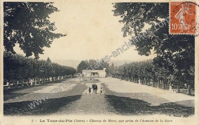 Carte postale ancienne Champ de Mars, vue prise de l'Avenue de la Gare — La Tour-du-Pin (Isère)