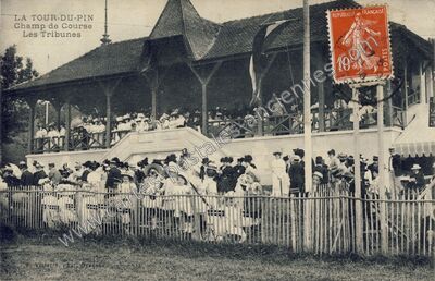 Carte postale ancienne Champ de Course Les Tribunes — La Tour-du-Pin (Isère)