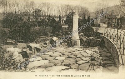 Carte postale ancienne La Voie Romaine au Jardin de Ville — Vienne (Isère)