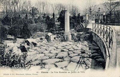 Carte postale ancienne La Voie Romaine au Jardin de Ville — Vienne (Isère)
