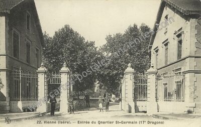 Carte postale ancienne Entrée du Qnartier St-Germain (17° Dragons) — Vienne (Isère)