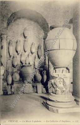 Carte postale ancienne Le Musée Lapidaire. — La Collection d'Amphores — Vienne (Isère)