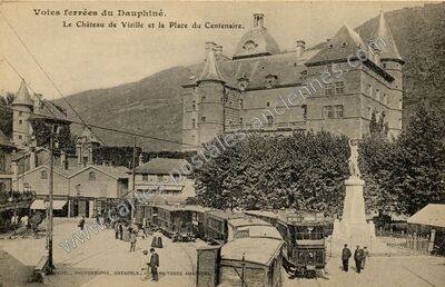 Carte postale ancienne Le Château de Vizille et la Place du Centenaire — Vizille (Isère)