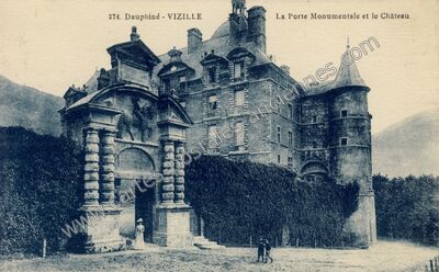 Carte postale ancienne La Porte Monumentale et le Château — Vizille (Isère)