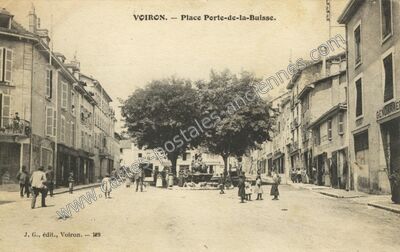 Carte postale ancienne Place Porte-de-la-Buisse — Voiron (Isère)