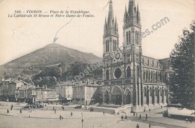Carte postale ancienne Place de la République. La Cathédrale St-Bruno et Notre-Dame-de-Vouise — Voiron (Isère)