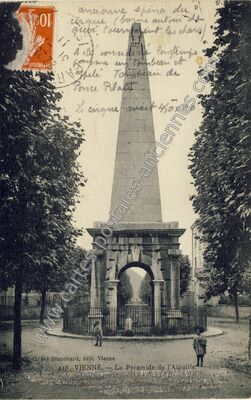 Carte postale ancienne La Pyramide de l'Aiguille — Vienne (Isère)