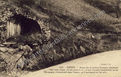 Carte postale ancienne Restes des Aqueducs Romains construits par Jules César, 58 ans avant J.-C — Vienne (Isère)