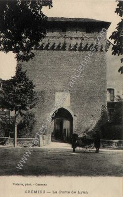 Carte postale ancienne La Porte de Lyon — Crémieu (Isère)