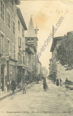 Carte postale ancienne Rue de la République — Beaurepaire (Isère)