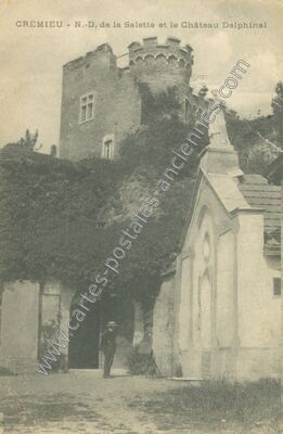 Carte postale ancienne N.-D. de la Salette et le Château Delphinal — Crémieu (Isère)