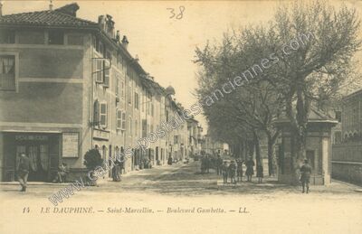 Carte postale ancienne Boulevard Gambetta — Saint-Marcellin (Isère)