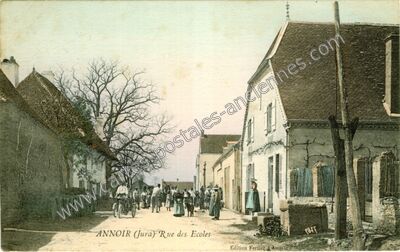 Carte postale ancienne Rue des Ecoles — Annoire (Jura)