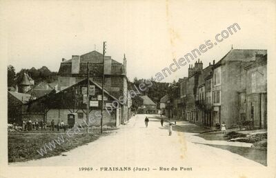 Carte postale ancienne Rue du Pont — Fraisans (Jura)