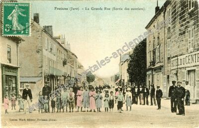 Carte postale ancienne La Grande Rue (Sortie des ouvriers) — Fraisans (Jura)