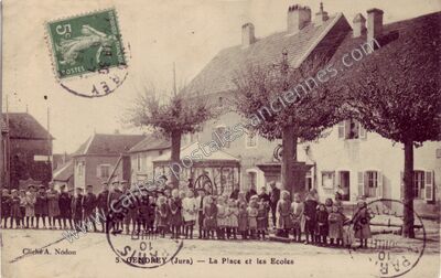 Carte postale ancienne La Place et les Ecoles — Gendrey (Jura)