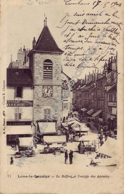 Carte postale ancienne Le Beffroi et l'entrée des Arcades — Lons-le-Saunier (Jura)