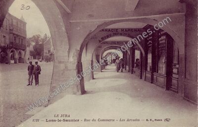 Carte postale ancienne Rue du Commerce - Les Arcades — Lons-le-Saunier (Jura)